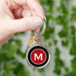 Chaveiro Monograma clássico mínimo vermelho preto<br><div class="desc">Chaveiro redondo com um mínimo de monogramas apresenta um fundo preto com o seu monograma inicial em emblema vermelho em tipografia branca de blocos clássicos para um simples aspecto profissional clássico.</div>