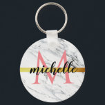 Chaveiro monograma de mármore branco de tendências<br><div class="desc">design de mármore de tendência com design de cor branca e ouro com texto personalizado.</div>