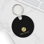 Chaveiro Monograma Dourado e Preto de Luxo<br><div class="desc">Luxury Black e Dourado Design com monograma preto em círculo dourado com nome em estilo de fonte profissional ouro em fundo preto. Perfeito como presentes de dia de os pais para pai, presentes para avô, marido, padrinho de casamento e muito mais. Nota: Os detalhes da folha são simulados no trabalho...</div>
