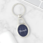 Chaveiro Monograma e Nome Personalizados de Script Azul do<br><div class="desc">Monograma Personalizado e Presente de Nome com nome personalizado no estilo de fonte do script moderno branco e monograma no estilo de fonte do script moderno azul-marinho claro como fundo no fundo azul-marinho. Perfeito como presente de feriado, favores de reunião familiar, obrigado seu presente para madrinhas e presente para qualquer...</div>