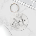 Chaveiro Monograma e nome personalizados do Classy Marble<br><div class="desc">Monograma Personalizado e Presente de Nome apresenta o nome personalizado em cinza e monograma em cinza de luz como fundo, no estilo de fonte serif clássico, em fundo de mármore branco. Perfeito como presente de feriado, favores de reunião familiar, obrigado seu presente para padrinhos de casamento e presente para qualquer...</div>