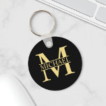 Chaveiro Monograma e Nome Personalizados Preto e Dourado<br><div class="desc">Monograma personalizado e presentes de nome com monograma personalizado de ouro em estilo de letra serif clássico com caixa de nome no meio do monograma em fundo preto. Perfeito como presentes de dia de os pais para pai, presentes para avô, marido, noivo, melhor homem, padrinhos de casamento e muito mais....</div>