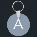 Chaveiro Monograma Moderno Minimalista Dusty Blue Elegante<br><div class="desc">Apresentando nossa Coleção Elegante de Monograma Moderno Minimalista e Dusty: Eleve seu estilo com sofisticação e charme de eterno subestimados. Nossa coleção apresenta designs minimalistas em uma matiz azul suja, aperfeiçoada com monogramas elegantes adaptados ao seu gosto pessoal. De papelaria refinada a acessórios versáteis, cada peça da nossa coleção é...</div>