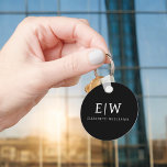 Chaveiro Monograma Moderno Minimalista Preto e Branco<br><div class="desc">Apresentando nossa Coleção de Monogramas Modernos Minimalistas Pretos e Brancos: adote simplicidade e sofisticação com nossos designs minimalistas, curados para elevar seu estilo sem esforço. Feita de olho na estética moderna, essa coleção apresenta designs negras e brancos elegantes, acentuados por monogramas personalizados. De papelaria chic a acessórios versáteis, nossa coleção...</div>
