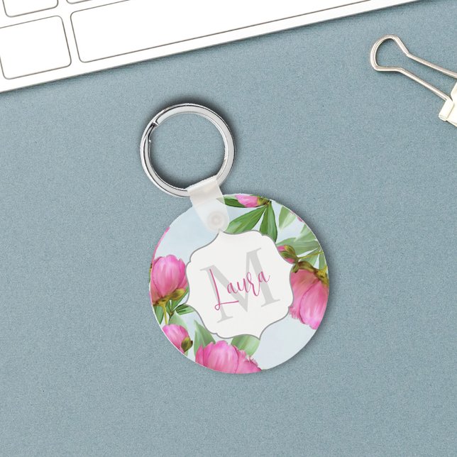 Chaveiro Monograma Moderno Simples Personalizado (Pink monogram keychain with pretty peonies. )