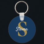 Chaveiro Monograma Nome Personalizado Azul Marinho Dourado<br><div class="desc">Este simples chaveiro clássico personalizado com monograma azul marinho e dourado é ótimo para aniversários,  dia dos pais e presentes de Natal,  lembranças de casamento e muito mais.
*Se precisar de ajuda com o design ou quiser produtos combinando ou outras opções de cores,  entre em contato comigo pelo Zazzle.</div>