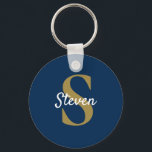 Chaveiro Monograma Nome Personalizado Azul Marinho Dourado<br><div class="desc">Este simples chaveiro clássico personalizado com monograma azul marinho e dourado é ótimo para aniversários,  dia dos pais e presentes de Natal,  lembranças de casamento e muito mais.
*Se precisar de ajuda com o design ou quiser produtos combinando ou outras opções de cores,  entre em contato comigo pelo Zazzle.</div>