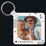 Chaveiro Monograma Nome Trendy Foto Simple Modern<br><div class="desc">Monograma Nome Foto Trendy Simple Modern Chaveiro apresenta uma de suas fotos favoritas com seu nome personalizado e monograma em um roteiro elegante e preto. Personalize editando o texto nas caixas de texto fornecidas. Perfeito para o aniversário, Natal, Dia de as mães, Dia de os pais, irmã, primos, melhores amigos...</div>