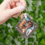 Chaveiro Monograma Nome Trendy Foto Simple Modern<br><div class="desc">Monograma Nome Foto Trendy Simple Modern Chaveiro apresenta uma de suas fotos favoritas com seu nome personalizado e monograma em um elegante roteiro branco sobre fundo marrom. Personalize editando o texto nas caixas de texto fornecidas. Perfeito para o aniversário, Natal, Dia de as mães, Dia de os pais, irmã, primos,...</div>