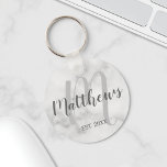 Chaveiro Monograma Personalizado e Marble do Nome da Famíli<br><div class="desc">Monograma Personalizado e Nome da Família Presente com o nome da família no estilo de fonte do script moderno da cinza e monograma no estilo de fonte do script moderno da cinza clara como fundo com o ano estabelecido no estilo de fonte serif da cinza em fundo de mármore branco....</div>