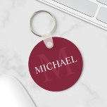 Chaveiro Monograma Personalizado e Nome Vermelho Borgonha<br><div class="desc">Monograma Personalizado e Presente de Nome apresenta o nome personalizado em branco e monograma em vermelho claro e vermelho como fundo, no estilo clássico de fonte serif, em fundo vermelho burgundy. Perfeito como presente de feriado, favores de reunião familiar, obrigado seu presente para padrinhos de casamento e presente para qualquer...</div>