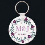 Chaveiro Monogramas de recém-casados personalizados e favor<br><div class="desc">Lavanda e coroa de flores violetas com monogramas personalizados e chaveiro de data de casamento. Belo favor de casamento decorado com uma bela coroa floral. Bela e prática que comemora seu amor.</div>