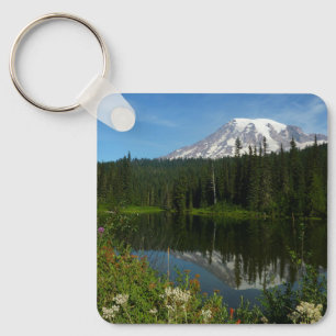 Chaveiro Monte Rainier Lake Refletido com flores selvagens
