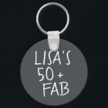 Chaveiro Na moda moderno Nome Off-Black 50 Fabuloso Anivers<br><div class="desc">Chaveiro de aniversário moderno e na moda com 50 anos com o texto cinquenta e fabuloso em um roteiro elegante fora de preto. Basta adicionar seu nome a este chaveiro personalizado de celebração de 50 anos. Presente perfeito de aniversário para um moderno, na moda e elegante de 50 anos. Desenvolvido...</div>