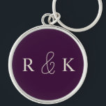 Chaveiro Na moda monograma de casais de casamento<br><div class="desc">chaveiro com na moda personalização,  apresentando elegantes iniciais bege claro num fundo roxo escuro e rico. Perfeito para casais,  personalize-o agora para adicionar iniciais de casais.</div>