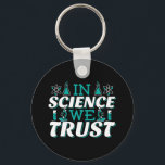Chaveiro Na Science We Trust Cote - Professor<br><div class="desc">Na citação de Science We Trust. A ciência bonita, artística, engraçada fala com uma reviravolta religiosa. Arte tem microscópio e equipamento experimental de frasco para professora de ciências masculina ou feminina. > Use para a apreciação de professores de Ciência, Química, Biologia ou geek de Física, ou crianças nerd de cientistas....</div>