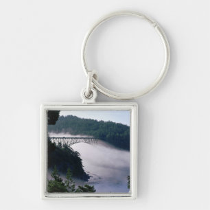 Chaveiro Nevoeiro deriva sob a ponte Deception Pass em