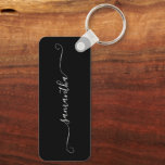 Chaveiro Nome da assinatura do swash Girly Negro e Branco<br><div class="desc">Crie seu próprio chaveiro em forma de retângulo personalizado ou monograma para suas madrinhas. Coloquei o nome na parte de trás para que as mochilas femininas não sejam cortadas pelo furo do anel. Personalize o estouro moderno, em forma de curva, ligado ao script de caligrafia manuscrito, a cor e o...</div>