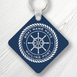 Chaveiro Nome da embarcação e roda do navio náutico do port<br><div class="desc">Chaveiro com um emblema branco e elegante da roda e da corda do navio com nome de barco personalizado e porta de cabeleira (ou outro texto personalizado) sobre fundo azul escuro.</div>