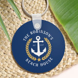 Chaveiro Nome da família Beach House Anchor Dourado Laurel<br><div class="desc">Um Chaveiro de tema na moda náutico com seu nome de família personalizado e sua casa de praia, casa de lago ou outro texto desejado com sua data estabelecida. Possui uma âncora de barco personalizada, com folhas de ouro e uma estrela em azul-marinho ou personalize facilmente a cor base para...</div>