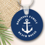 Chaveiro Nome da Família Beach House Marinho de Âncora Náut<br><div class="desc">Um Chaveiro na moda com seu nome de família personalizado e casa de praia, casa de lago ou outro texto desejado. Possui uma âncora náutica de barco projetada personalizadamente em branco em azul-marinho clássico ou personalize facilmente a cor base para corresponder ao seu decoro ou tema atual. Excelente para acentuar...</div>