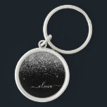 Chaveiro Nome da Rapariga do Script de Largura Preta do Sil<br><div class="desc">Chaveiros com nomes de Monograma de Script Glitter Silver e Black Sparkle (Cadeia-Chave). Isto faz o doce e perfeito aniversário de 16 anos,  casamento,  chá de panela,  aniversário,  chá de fraldas ou festa de solteira presente para alguém que ama luxo de luxo e estilos quíticos.</div>