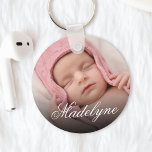 Chaveiro Nome de Foto do Bebê Personalizado<br><div class="desc">Crie seu próprio chaveiro redondo elegante personalizado com seu nome de script de caligrafia personalizado e sua foto favorita.</div>