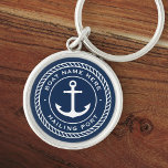 Chaveiro Nome do barco e borda da corda da âncora do porto<br><div class="desc">Keyring para o seu barco com uma âncora branca,  elegante e emblema de corda com o seu nome de barco personalizado e a porta de cabeleira num fundo azul escuro.</div>
