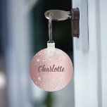 Chaveiro Nome do monograma da brilhante prateada cor-de-ros<br><div class="desc">Um plano de fundo cor-de-rosa pincelado decorado com poeira brilhante prateada falsa. Personalize e adicione seu nome. O nome é escrito com um moderno estilo escrito à mão.</div>