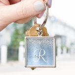 Chaveiro Nome do Monograma da Glitter de Prata de Metal Bru<br><div class="desc">Personalize facilmente este chaveiro de chic moderno com brilho bonito prateado cintilante em um fundo metálico azul escovado.</div>