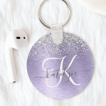 Chaveiro Nome do Monograma da Glitter de Prata Metálica Bru<br><div class="desc">Personalize facilmente esta moda design de chaveiro de chic com luz cintilante bonito prateada em um fundo metálico roxo escovado.</div>