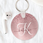 Chaveiro Nome do Monograma da Lâmina Rosa Bruta de Metal Gl<br><div class="desc">Personalize facilmente este chaveiro de chic moderno com brilho brilhante bonito,  cor-de-rosa,  em um fundo metálico roxo e roxo,  cor-de-rosa esfregado.</div>