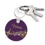 Chaveiro Nome do monograma das notas de ouro roxo<br><div class="desc">Simples e elegante para um amante de música! Púrpura feminina com notas falsas de ouro. Modelo para seu nome,  script de estilo com letra ouro.</div>