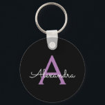 Chaveiro Nome do Monograma Girly de Script Preto Roxo<br><div class="desc">Chaveiros com nomes de Monograma de Script Simples Preto e Roxo (Cadeia-Chave). Isto faz o doce e perfeito aniversário de 16 anos,  casamento,  chá de panela,  aniversário,  chá de fraldas ou festa de solteira presente para alguém que ama luxo de luxo e estilos quíticos.</div>