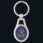 Chaveiro Nome e monograma do Padrinho de casamento Personal<br><div class="desc">Presentes personalizados de Padrinho de casamento preto e branco legantes que apresentam um monograma personalizado no estilo de letra branco do script elegante com o nome do padrinho de casamento e o título no estilo de letra serif clássico no fundo azul do marinho. Perfeito também para o melhor homem, pai...</div>