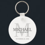 Chaveiro Nome e monograma personalizados do padrinho<br><div class="desc">Adicione um toque pessoal ao seu casamento com um porta-chaves personalizado para os padrinhos. Este porta-chaves apresenta o nome personalizado do padrinho com título e data de casamento em cinza e monograma em cinza claro como fundo, em estilo de fonte serif clássico, em fundo branco. Também perfeito para o melhor...</div>
