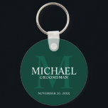 Chaveiro Nome e monograma personalizados do padrinho<br><div class="desc">Adicione um toque pessoal ao seu casamento com uma chaveiro personalizada para os padrinhos. Esta chaveiro apresenta o nome personalizado do padrinho com título e data de casamento em branco e monograma em verde esmeralda claro como fundo, em estilo de fonte serif clássico, em fundo verde esmeralda. Também perfeito para...</div>