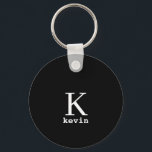 Chaveiro Nome monograma personalizado negro elegante modern<br><div class="desc">Homens modernos monogramaram na moda chaveiro com guião preto e branco (cores variáveis).          Personalize-o com o nome e a letra inicial. Pode ser um presente elegante para um namorado,  marido,  pai,  tio no aniversário,  Natal ou qualquer outro aniversário ou ocasião.</div>