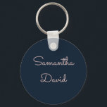Chaveiro Nome personalizado Azul legal e Rosa<br><div class="desc">Um chaveiro personalizado legal com seu nome em cor rosa definido em um plano de fundo elegante de cor azul do marinho. Personalize agora para adicionar seu nome.</div>