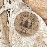 Chaveiro Nome Personalizado Da Família De Madeira Rústica D<br><div class="desc">Design cênico de madeira russa e árvores florestais personalizado com seu texto personalizado. Ideal para a cabana da família ou para a casa de aluguer e para as propriedades de retirada da natureza. Entre em contato com o designer por meio do Zazzle Chat ou makeitaboutyoustore@gmail.com se você quiser um design...</div>
