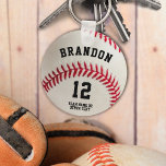 Chaveiro Número de Nome do Jogador de Baseball Personalizad<br><div class="desc">Crie um chaveiro personalizado para o jogador de beisebol, treinador ou fã do jogador que você conhece. Personalize com nome, número de camisa, nome do grupo ou outro texto personalizado. ASSISTÊNCIA: Para obter ajuda sobre modificação ou personalização do design, alteração de cor, redimensionamento, transferência do design para outro produto ou...</div>