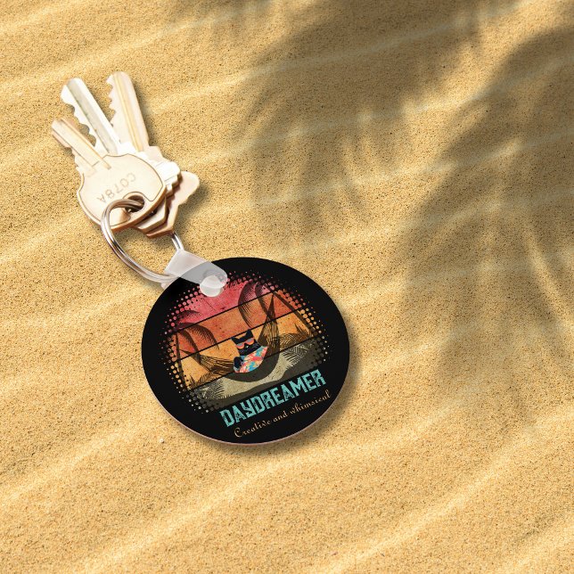 Chaveiro O dia a sonhar com a fuga tropical do gato (Daydreaming Cool Cat's Tropical Escape round Keychain)