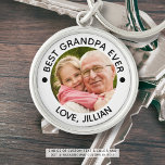 Chaveiro O MELHOR AVÓ, UMA Foto Personalizada<br><div class="desc">Crie um chaveiro personalizado de fotos para um avô especial com o título BEST GRANDPA EVER, sugerido para edição, uma imagem favorita e seu texto na sua escolha de texto, pontos e cores de fundo. Faz um presente de guarda-excelente para o seu aniversário, Dia dos Avós ou Dia de os...</div>