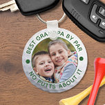 Chaveiro O MELHOR GRANDPA DO PAR One Photo Engraçado Person<br><div class="desc">Para o avô amante do golfe especial, crie um chaveiro de foto exclusivo com sua foto em uma imagem de bola de golfe e o título engraçado sugerido, BEST GRANDPA BY PAR - NO PUTTS ABOUT IT ou seu texto personalizado na sua escolha de texto e cores (mostrado em verde)....</div>