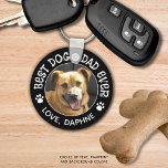 Chaveiro O MELHOR PAI DE CACHORRO NUNCA Pawprint Foto Cores<br><div class="desc">Crie um chaveiro de foto personalizado para o pai especial de golfista com o título de amostra MELHOR PAI DOG POR PAR ou seu texto personalizado acentuado com as pegadas de cachorro, tudo na sua escolha de cores e cor de fundo (mostrado em branco e preto). Todo texto pode ser...</div>
