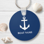 Chaveiro O nome do seu barco Anchor Blue<br><div class="desc">Um chaveiro personalizado náutico com o nome do barco, o nome da família ou outro texto desejado. Este design único apresenta um emblema clássico de âncora de barco personalizado em branco sobre um fundo de azul marinho. Se necessário, a cor do plano de fundo pode ser facilmente personalizada por você...</div>