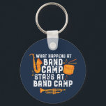 Chaveiro O Que Acontece No Acampamento Da Banda Fica Engraç<br><div class="desc">Design de banda de marche engraçado para aqueles que tocam saxofone, trompete ou tambor numa banda, orquestra ou performance musical. Legal mercadoria retrógrada de músicos da banda para geek, nerd ou campo de bandas. Perfeito para a realização de ensaios de bandas e de bandas para jogos de futebol. presente de...</div>