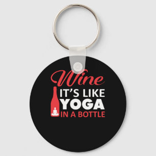 Chaveiro O vinho gosta da ioga em uma camisa da ioga da
