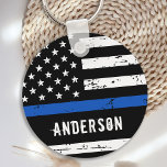 Chaveiro Oficial de Polícia Nome Personalizado Thin Blue Li<br><div class="desc">Chaveiro de Linha Azul Fino Personalizado - Bandeira americana em cores de Sinalizador Policial, design angustiado. Personalize com o nome do oficial, ou departamento. Esta chaveiro de polícia personalizada é perfeita para os departamentos de polícia, ou como um guardião memorial. COPYRIGHT © 2020 Judy Burrows, Black Dog Art - Todos...</div>