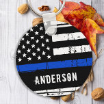 Chaveiro Oficial de Polícia Personalizado Linha Azul Fino<br><div class="desc">Chaveiro de Linha Azul Fino Personalizado - Bandeira americana em cores de Sinalizador Policial, design angustiado. Personalize com o nome do oficial, ou departamento. Esta chaveiro de polícia personalizada é perfeita para os departamentos de polícia, ou como um guardião memorial. COPYRIGHT © 2020 Judy Burrows, Black Dog Art - Todos...</div>